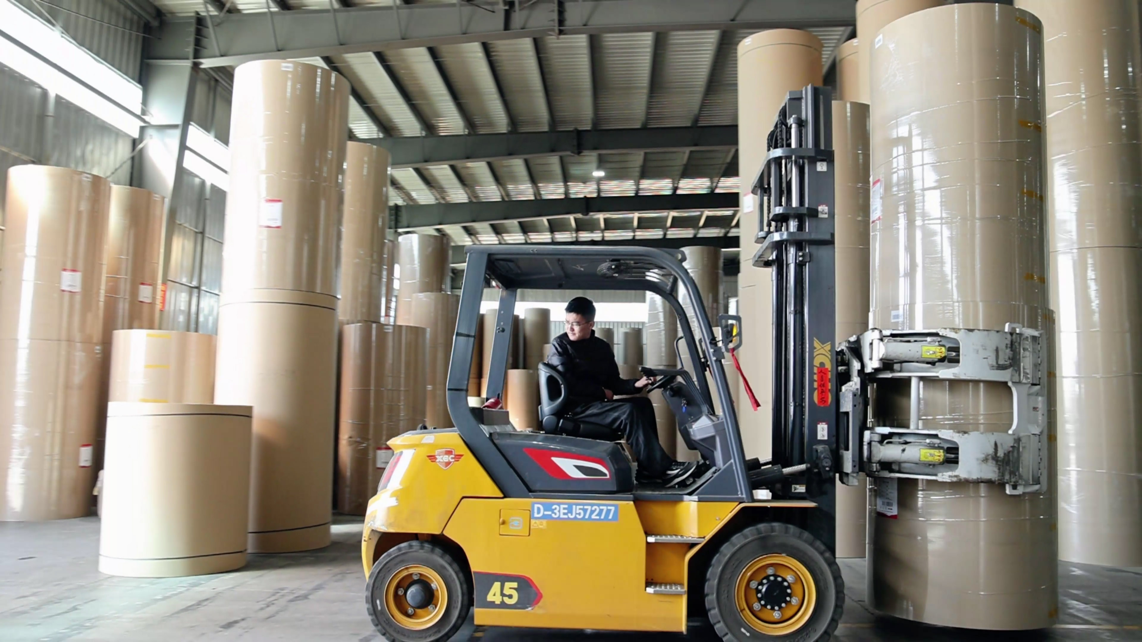 纸卷厂搬运利器，徐工孔雀系列高压重载电动叉车