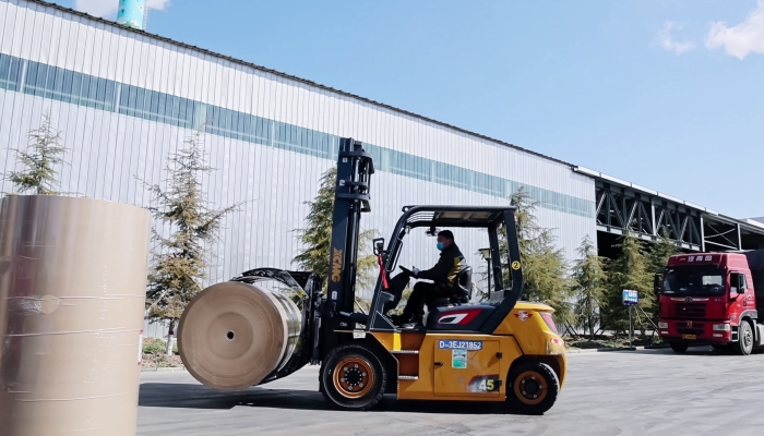 安全稳如泰山，高效快人一步！徐工孔雀叉车造纸行业显身手