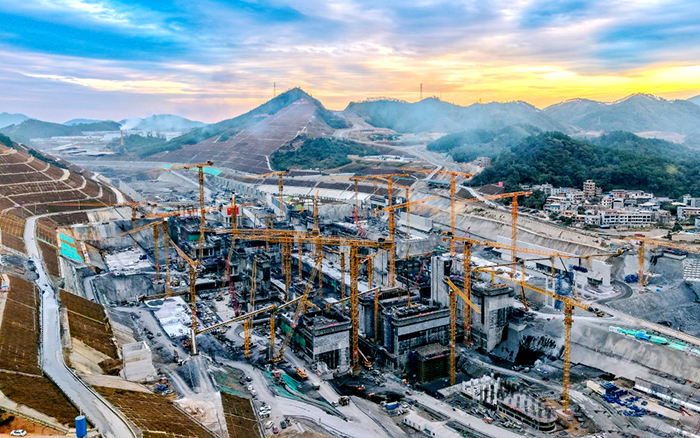 徐工群塔奋战平陆运河 “世纪工程”雄姿初现