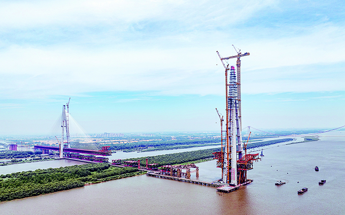 再显神威 徐工超大塔助力马鞍山长江公铁大桥最高主塔封顶