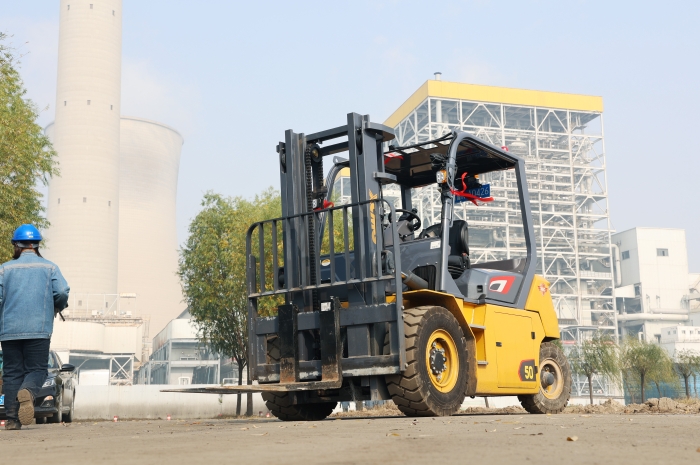 徐工叉车助力菏泽某电厂 高效搬运保障能源供应