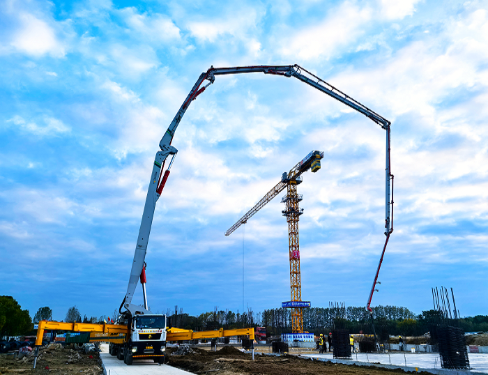 71.1米超长臂架显威芜湖湾