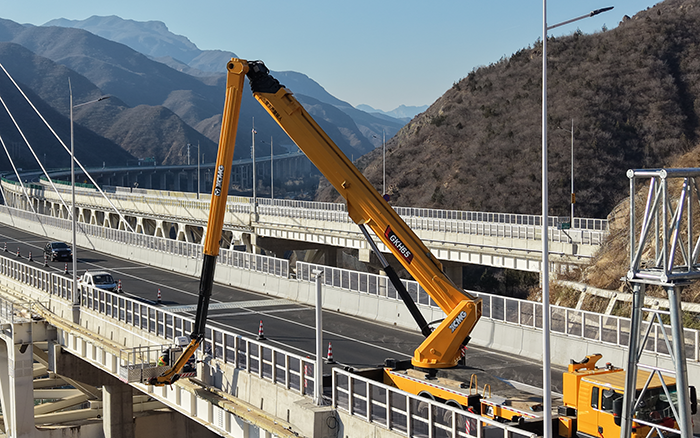 “空中芭蕾”秀实力！徐工 GKH65 攻坚安家庄特大桥