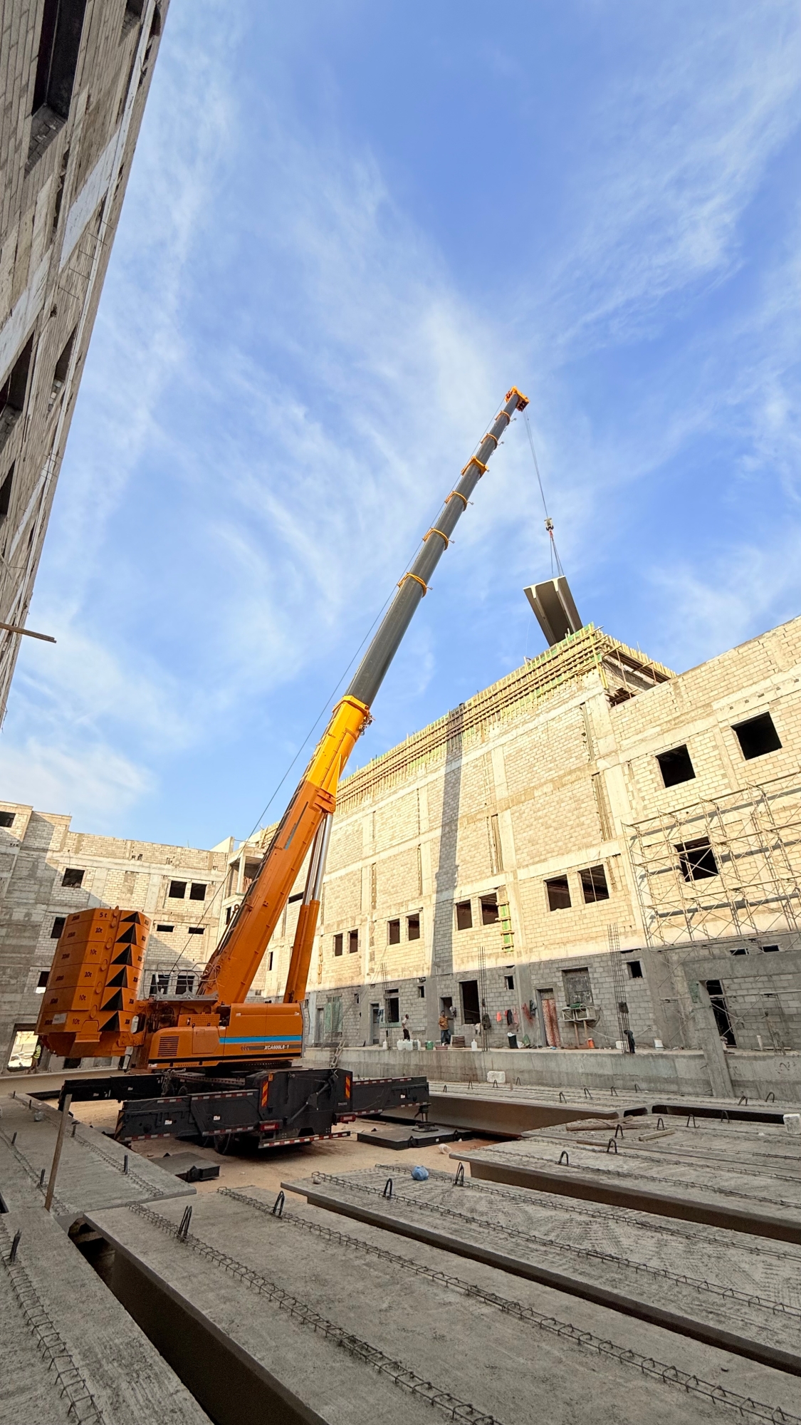 力擎千钧，精准入微：徐工XCA600L8_1起重机决胜沙特超高层吊装